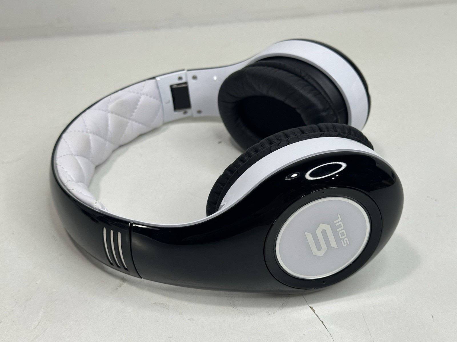 SOUL SL300 White/Black High Definition Noise Canceling Headphones by Ludacris