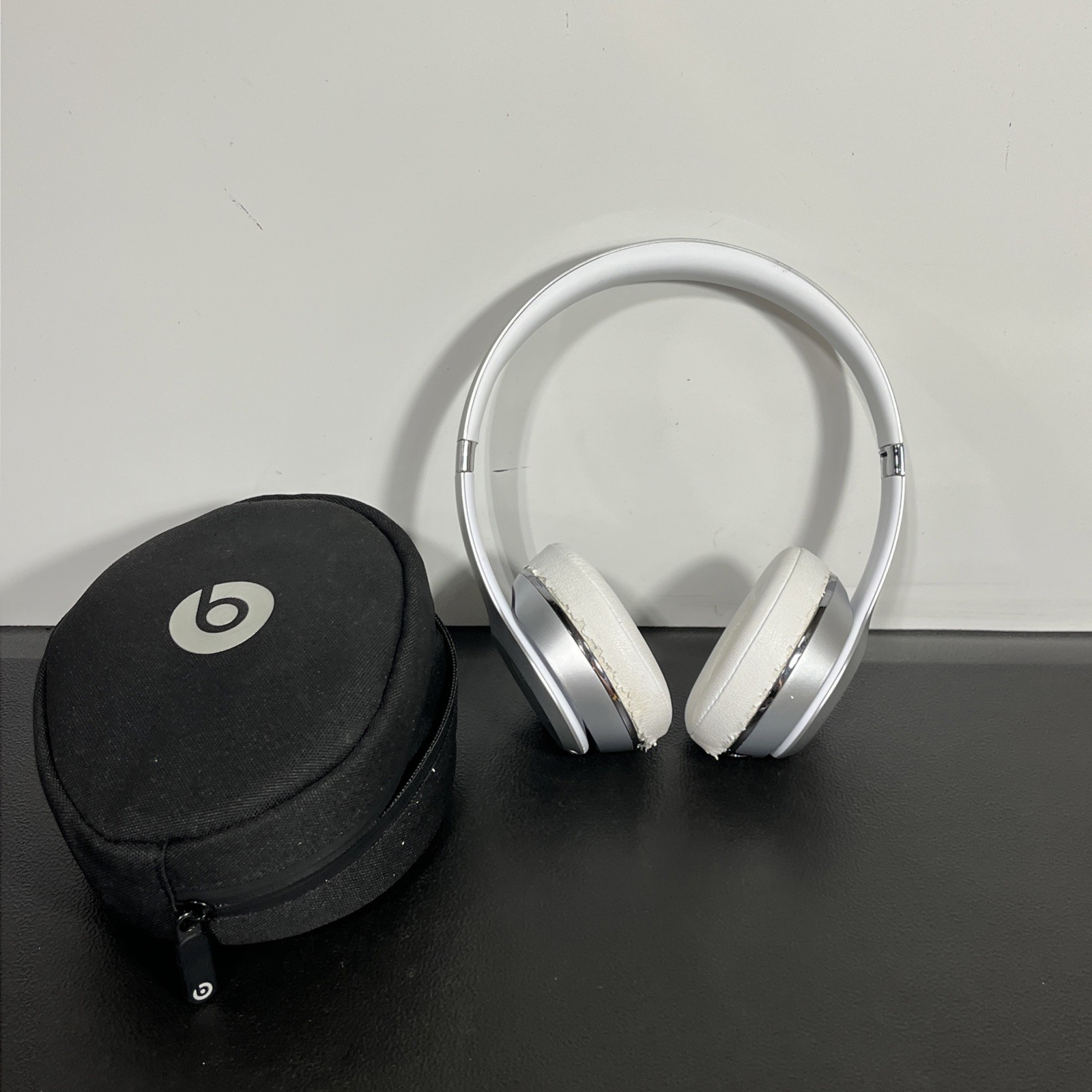 Beats By Dr. Dre Solo3 Wireless Silver A1796 MNEQ2LL/A Used