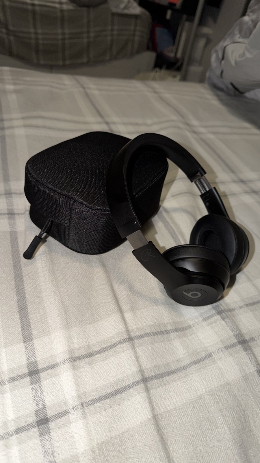 Beats Solo 4 Wireless On Ear Headphone Jennie Special Edition Onyx Black