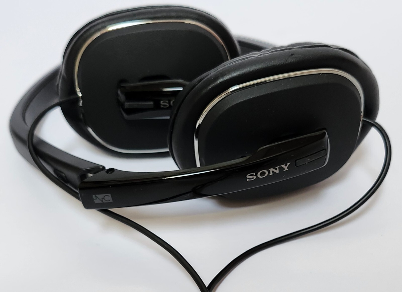 Sony MDR-NC40 Noise Cancelling Headphones Black Tested Working with Case