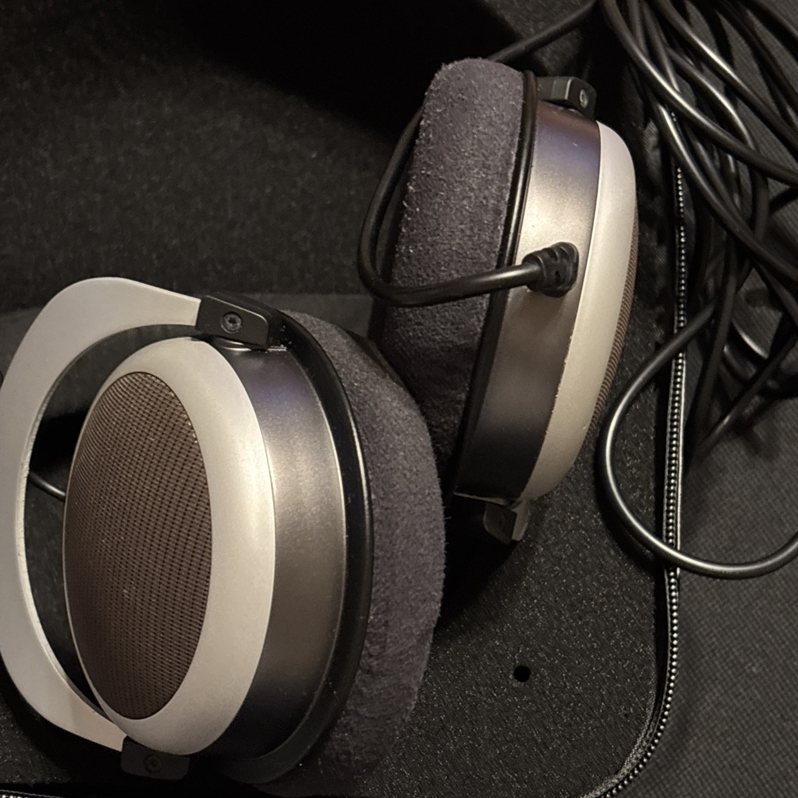 Beyerdynamic T90 Headphones USED NO BOX – CASE = YES