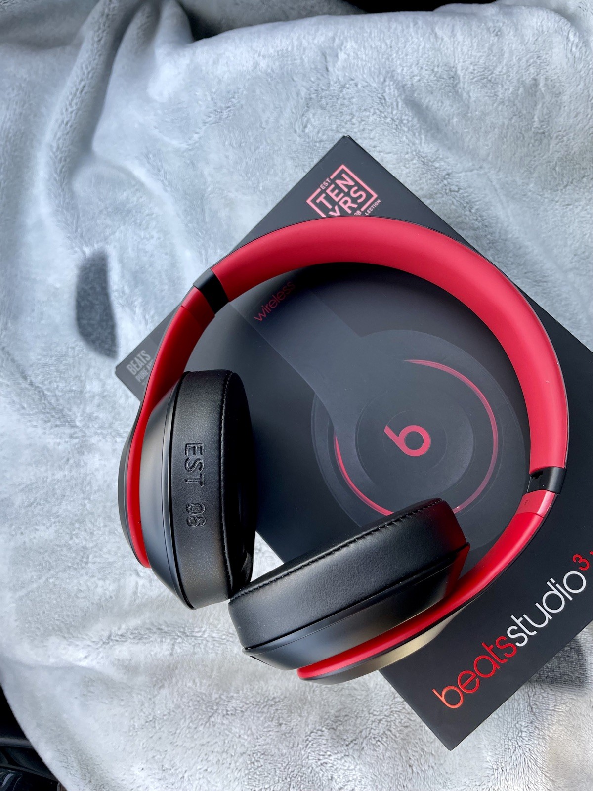 Beats Studio3 Decade Collection Wireless Headphones Defiant Black Red