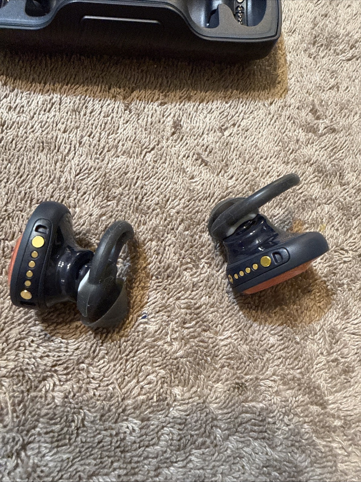 Bose SOUNDSPORT FREE WIRELESS Headphones Earbuds -black/orange