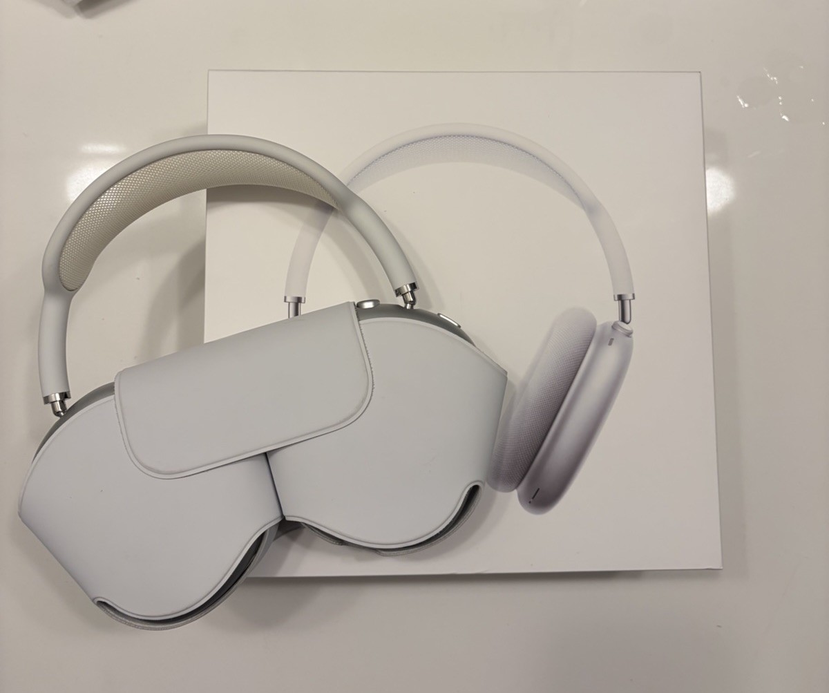 Apple AirPods Max Silver/White A2096 Lightning 1st Gen | Smart Case + Adapter