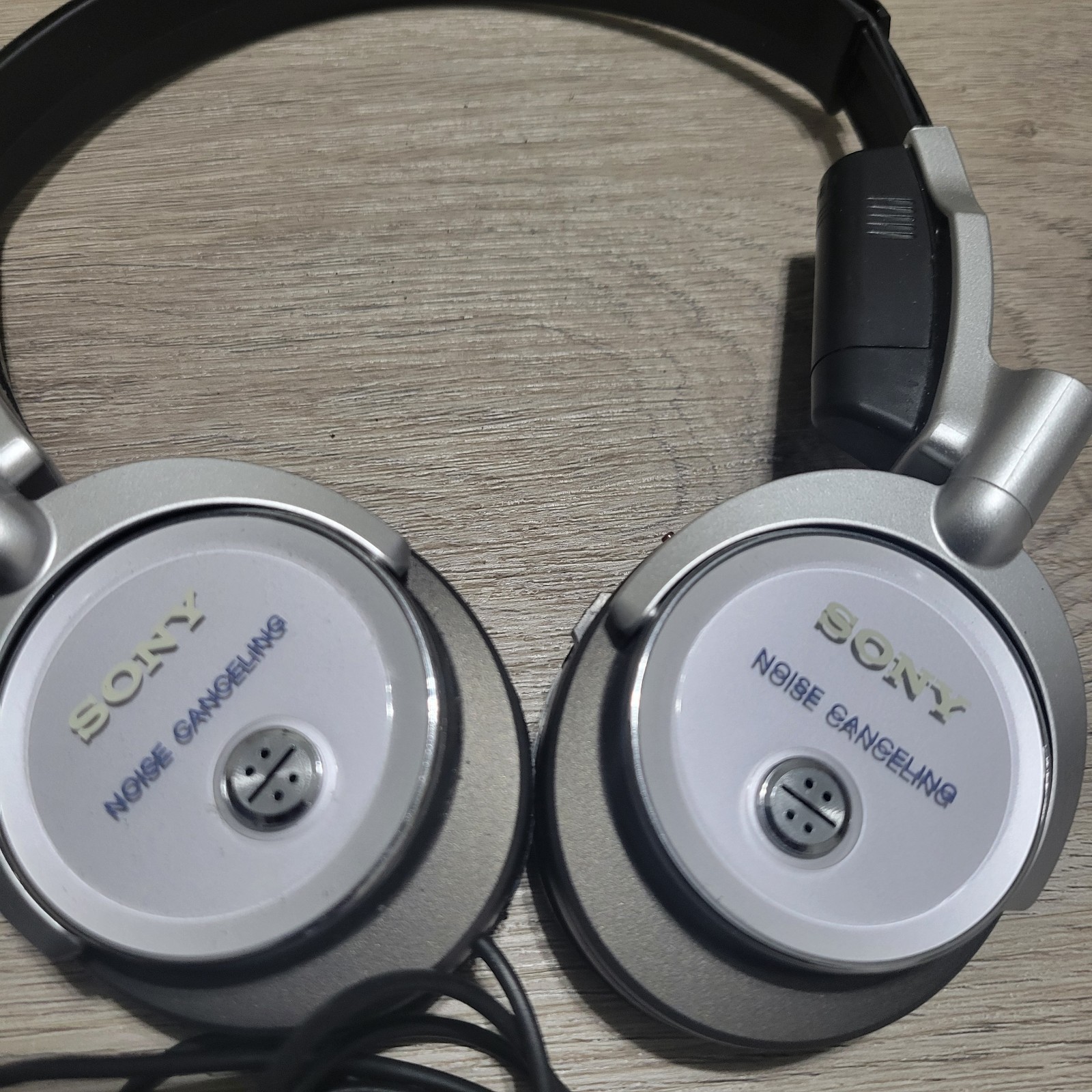 Sony MDR-NC6 Noise Canceling Headphones Wired Noise Canceling Headphones Silver