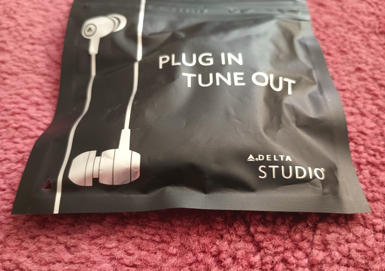 Delta Airlines Plug In Tune Out Studio 3.5mm Wired Earbuds In-Ear Headphones NEW