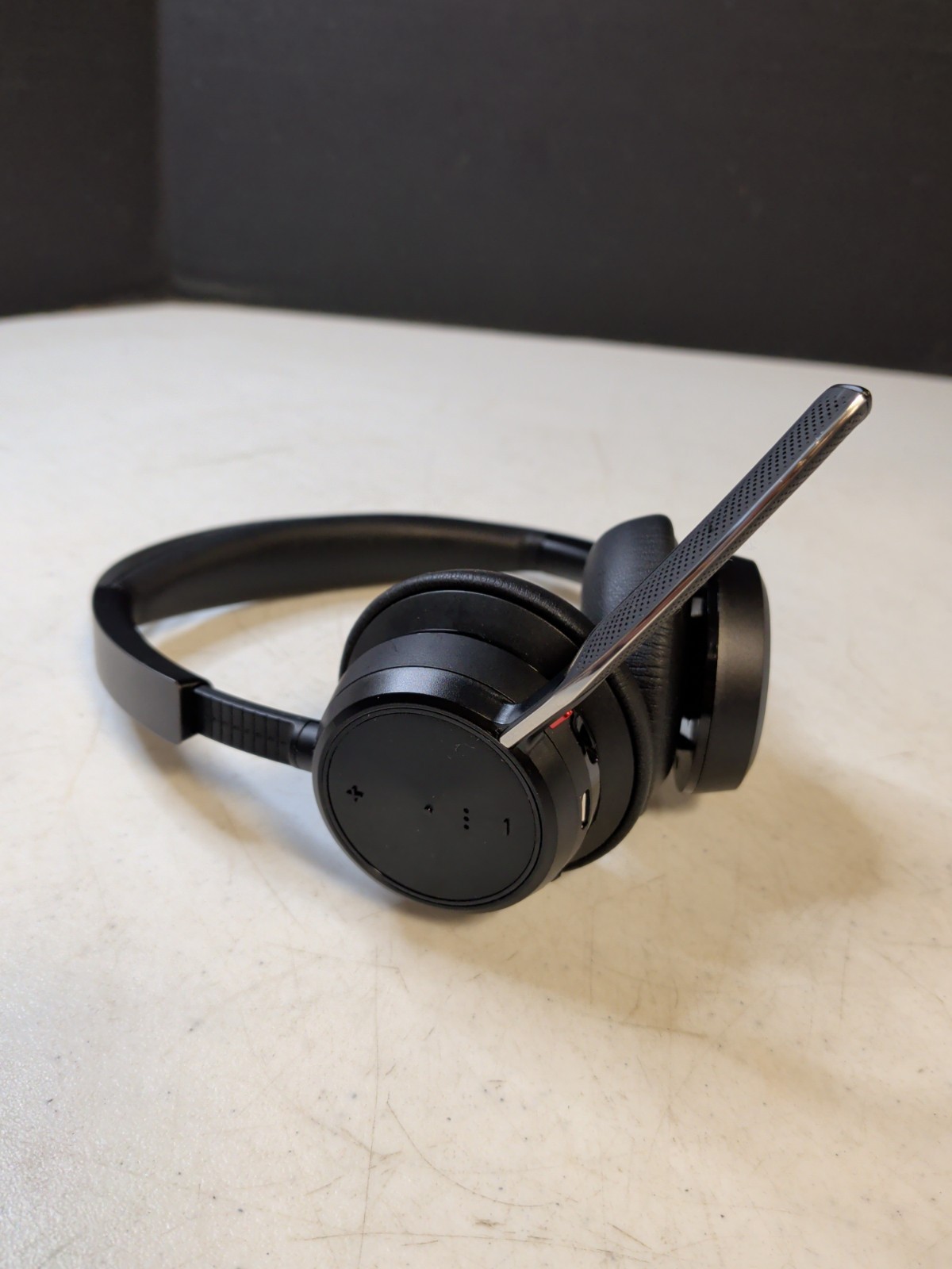 Poly – Voyager Focus 2 UC USB-A Headset with No Stand. Included USB DONGLE-Bag