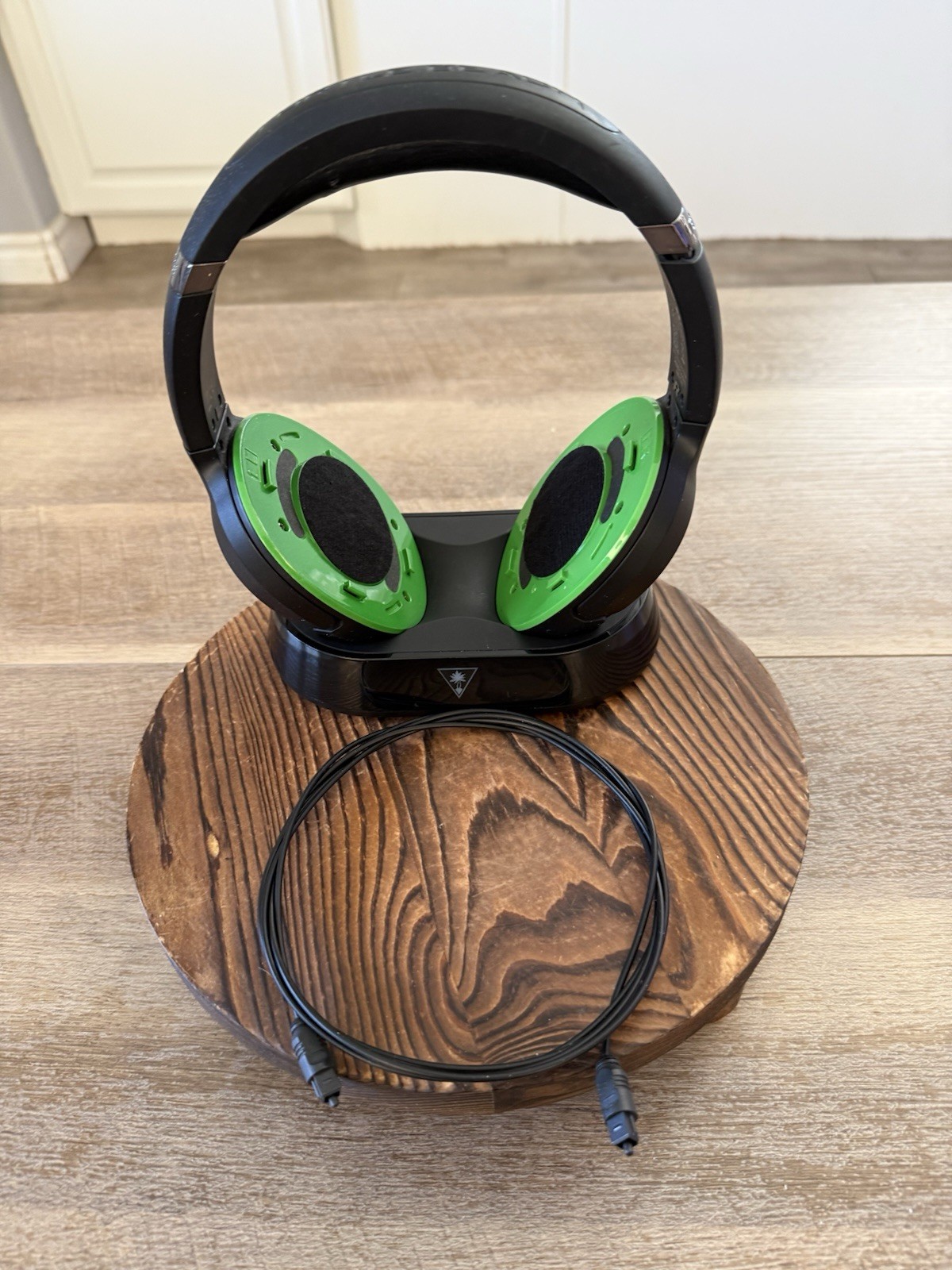Turtle Beach ~ Elite 800X TX ~ Wireless Rechargeable Headphones ~ W/ Base ~ Used