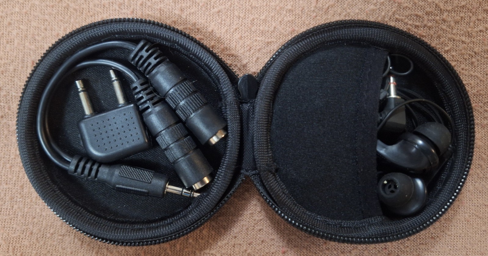 Beats Earbuds Headphones Round Travel Case W/Earbuds Open Package.
