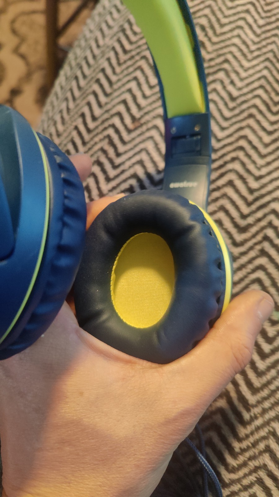 Headphones Adjustable Sound Choose Between 94db-84db Pause And Unpause Button