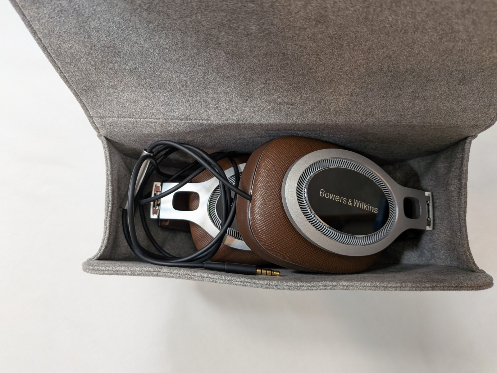 Bowers & Wilkins P9 Signature Headphones with Case – Excellent Condition