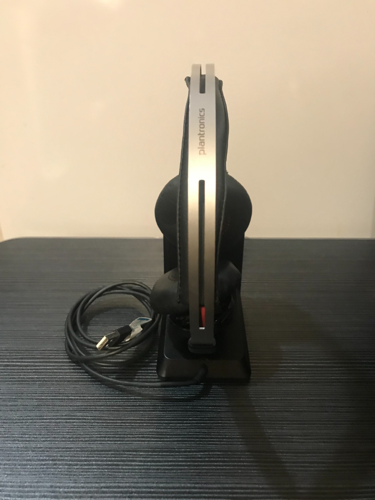Plantronics Voyager Focus UC B825 Bluetooth Headset 203079-101 W/ Charging Stand