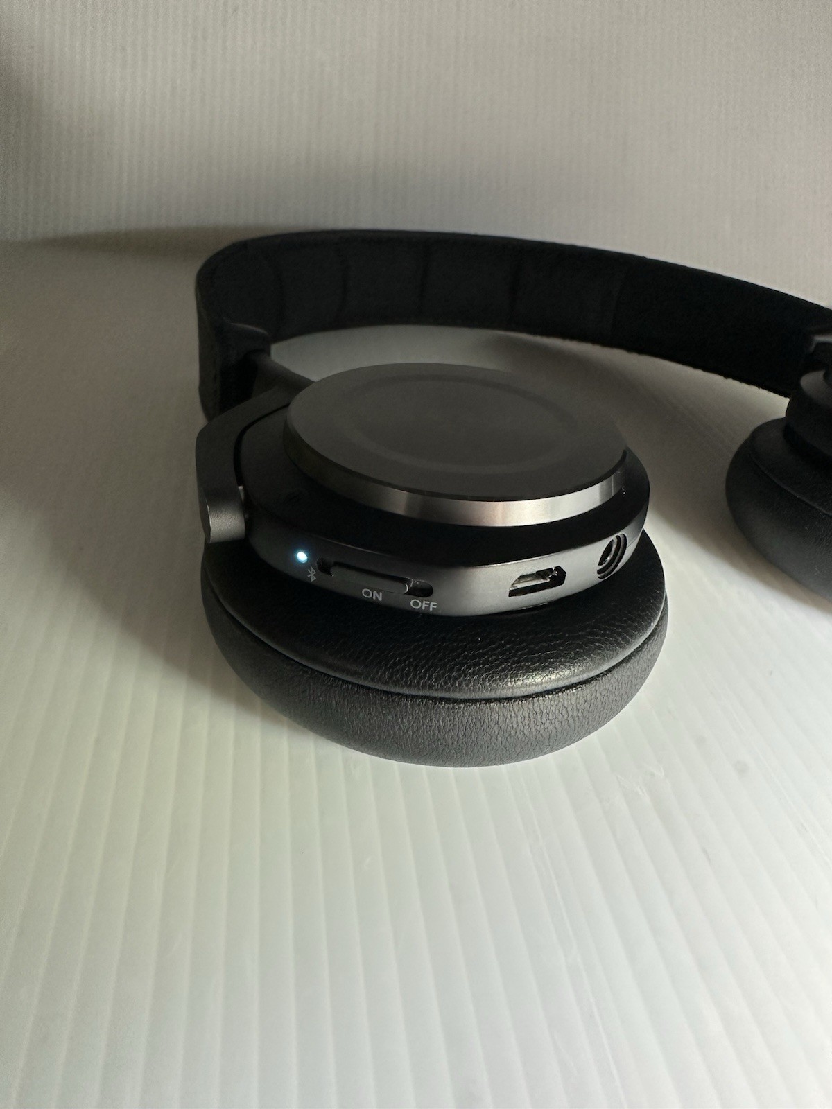 Bang & Olufsen Beoplay H9 Over the Ear Wireless Headphones – Gray/Black Matte