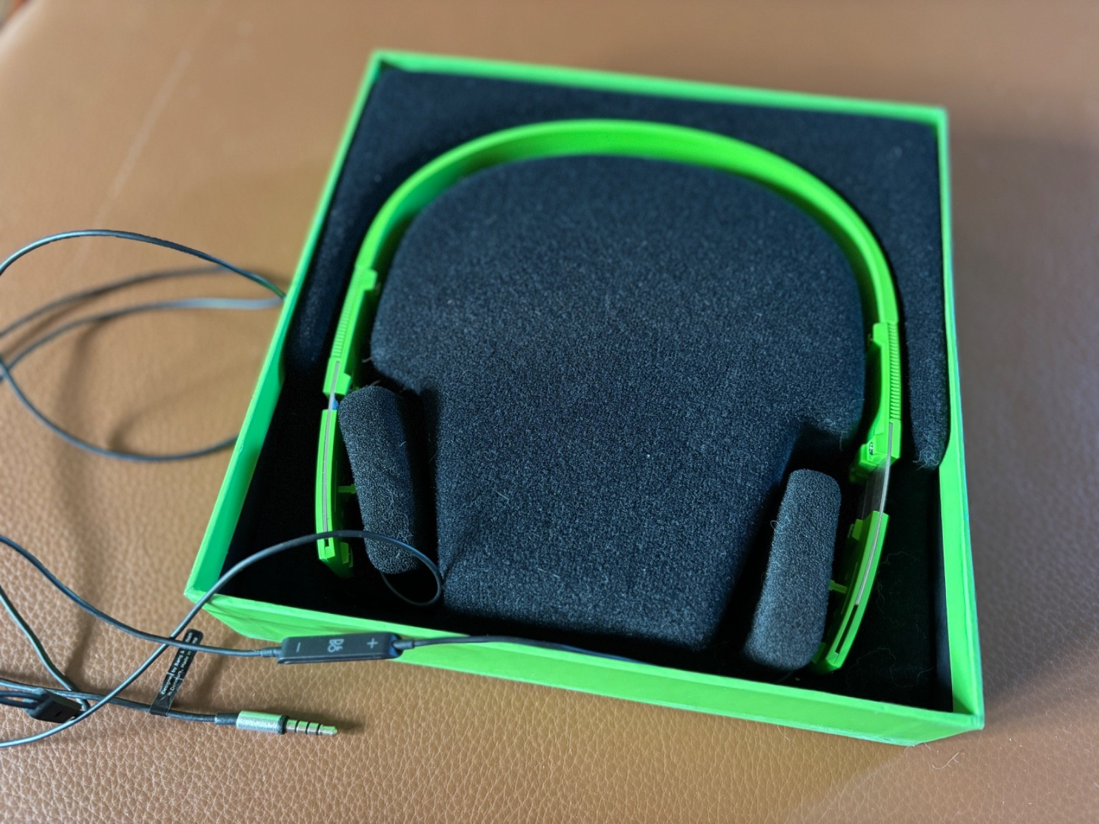B&O Play by Bang & Olufsen Form 2i Wired Headphones CIB