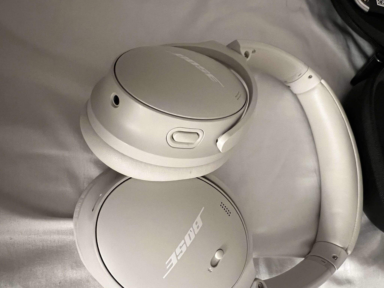 Bose QuietComfort QC45 Wireless Over-Ear Bluetooth Headphones White/Silver Case