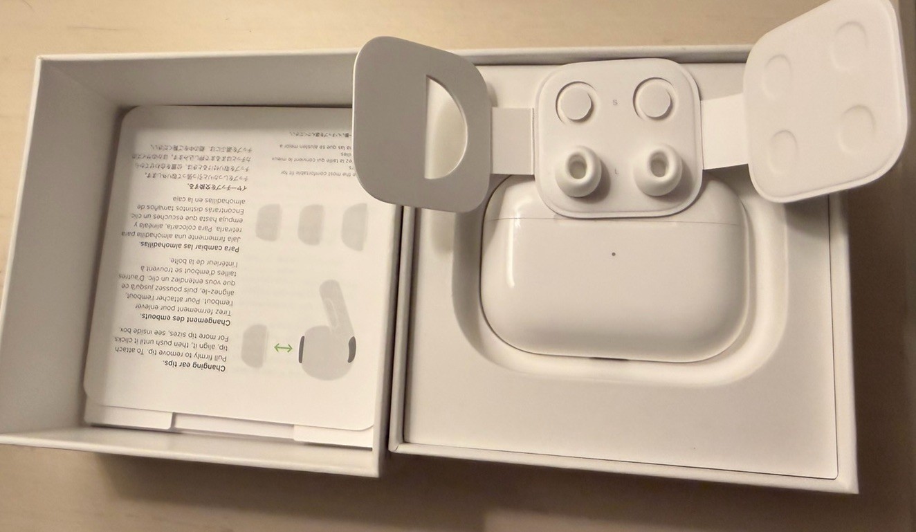 Apple AirPods Pro (1st Gen) White In-Ear Earbuds w/ MagSafe Case