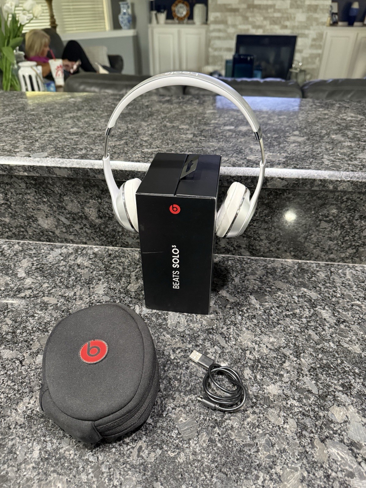 Beats by Dr. Dre Beats Solo3 Wireless On-Ear Headphones – White / Silver