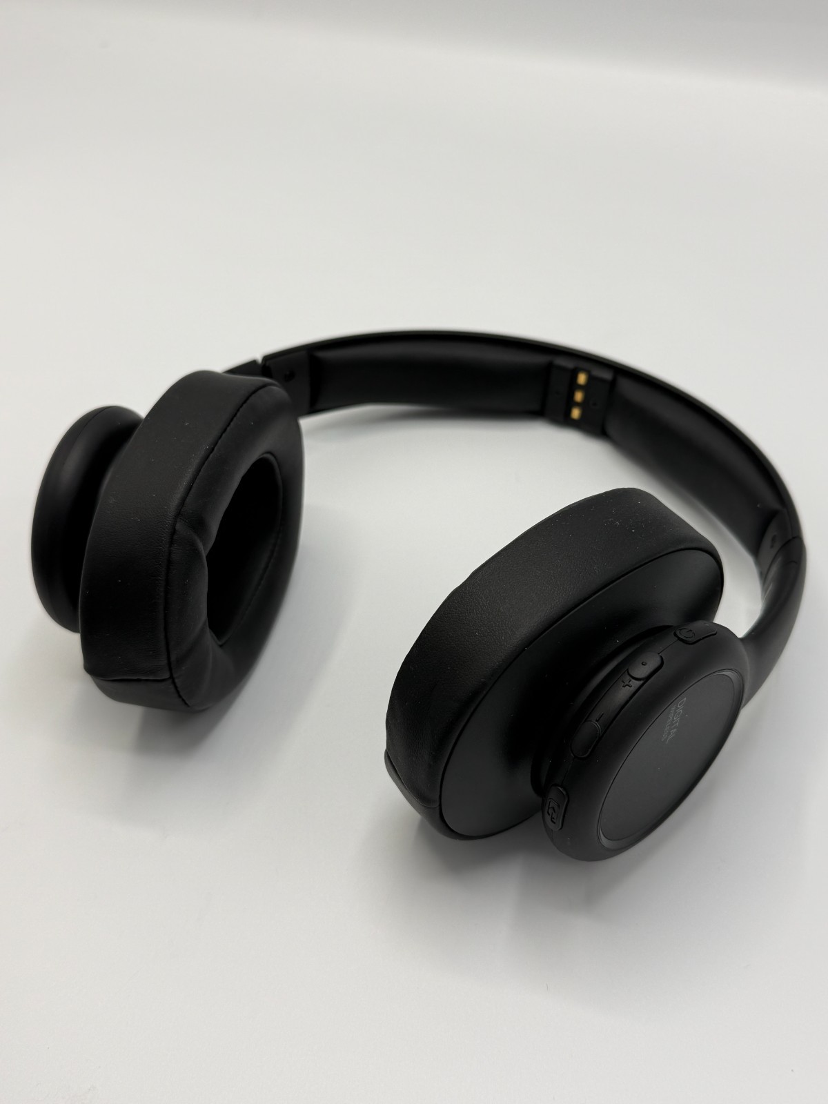 Insigna Digital Wireless Headphones 2.4 GHz TV Music Over The Ear Black