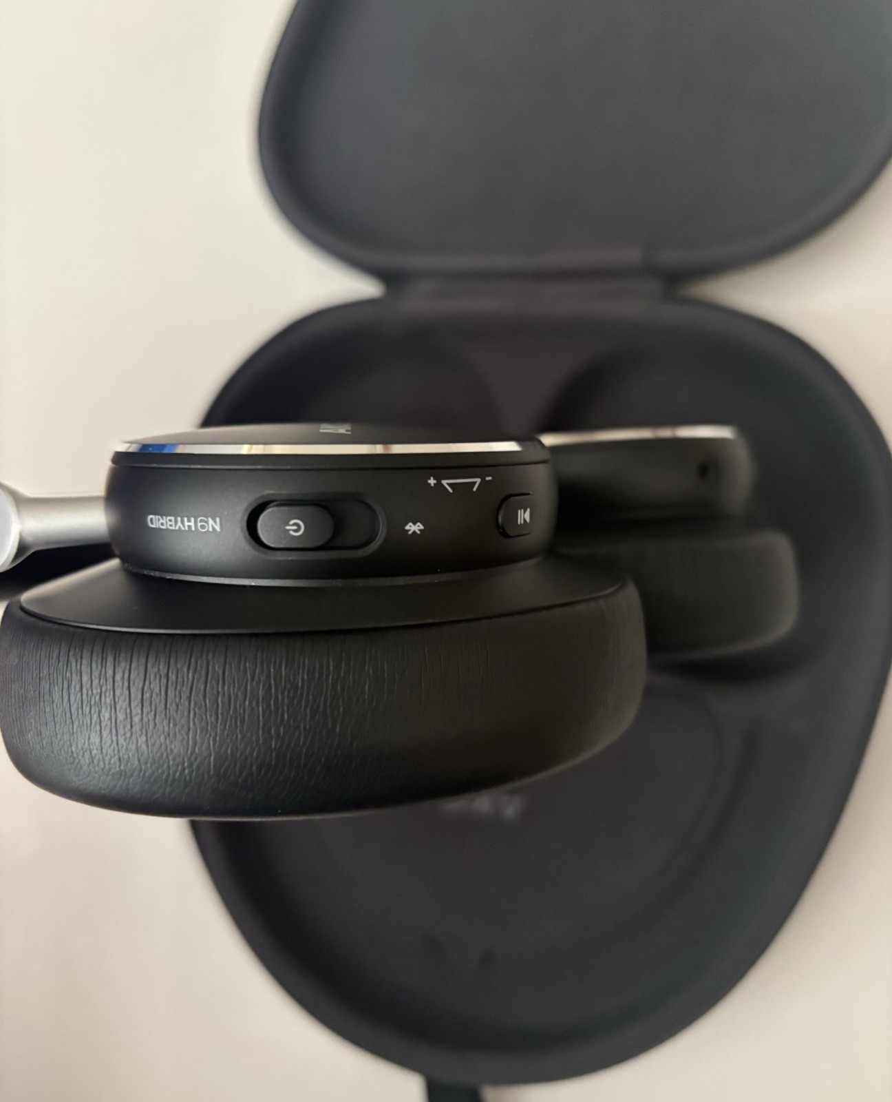 Harman AKG N9 Hybrid Wireless Headphones Black – Open Box