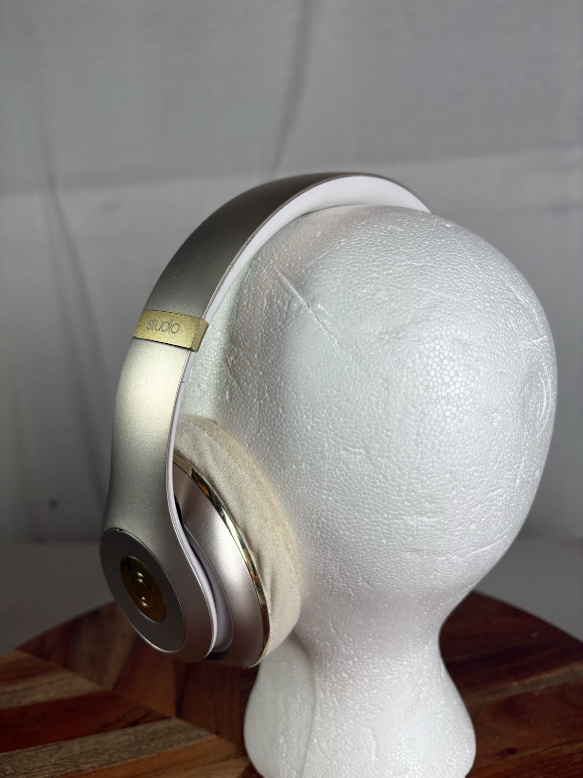 Dr Dre Beats Studio 2.0 Wireless Over Ear White Gold Headphones B0501 + Case