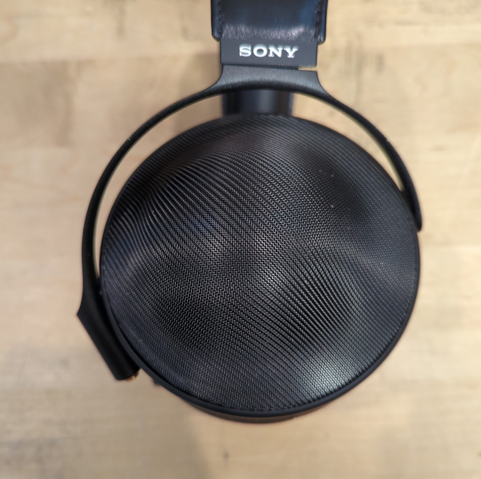 Sony MDR-Z1R Premium Hi-Res Closed-Back Over-Ear Headphones + Box & Accessories