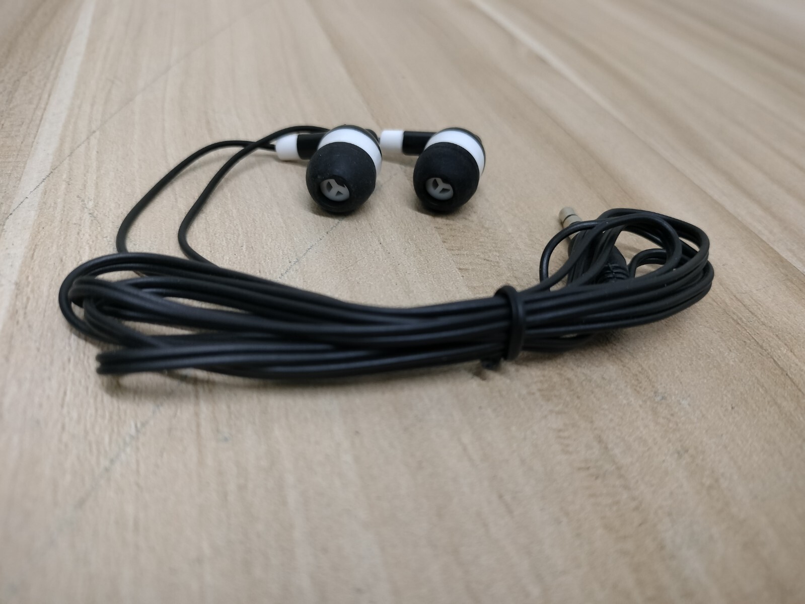 (LOT OF 130) CN-Outlet Wholesale Bulk Earbuds Headphones iPhone Android MP3