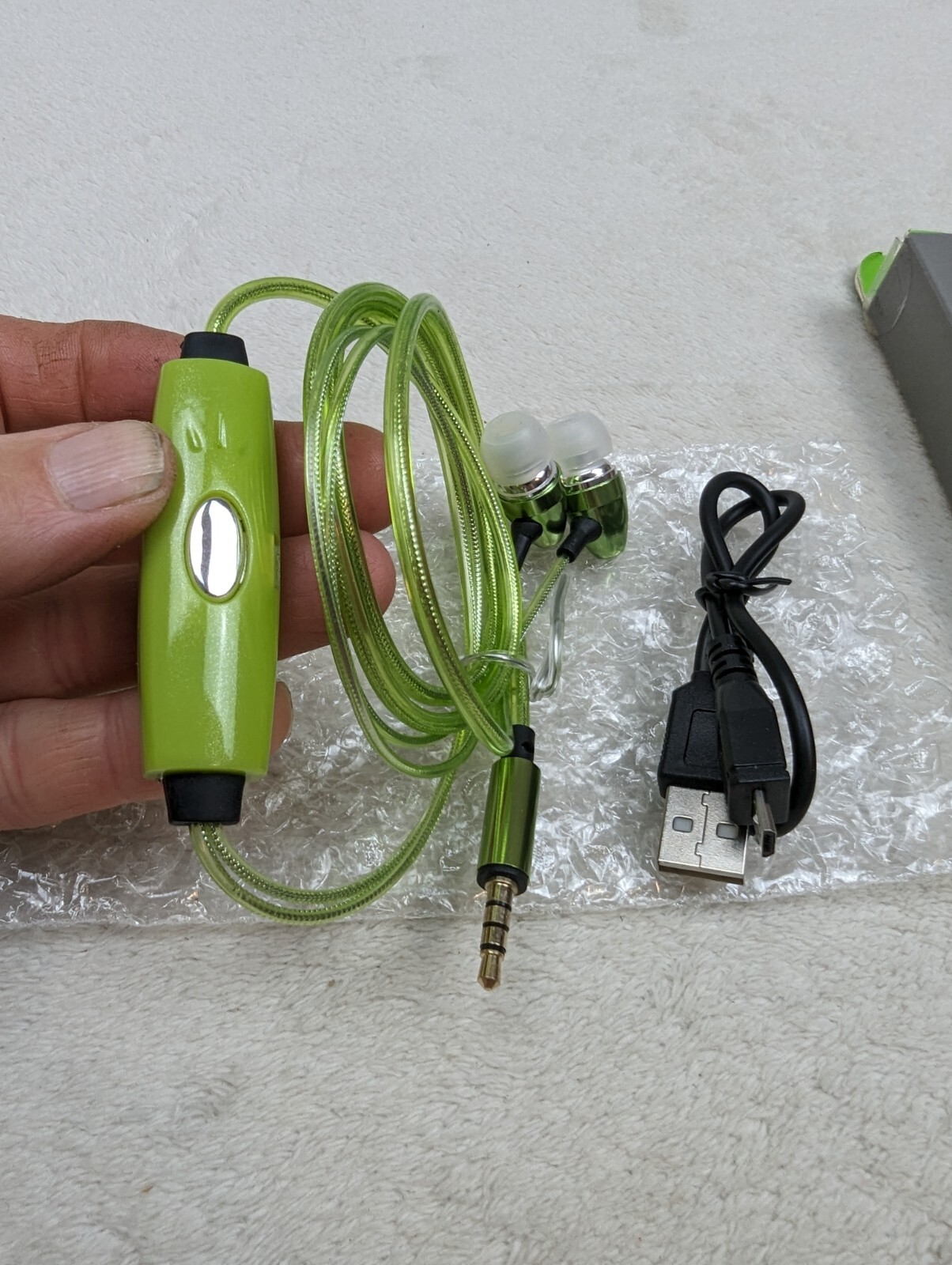 Green Soundlogic Light-Up Stereo Earbuds w/Mic Hands-free Calls Tangle Free 3.5