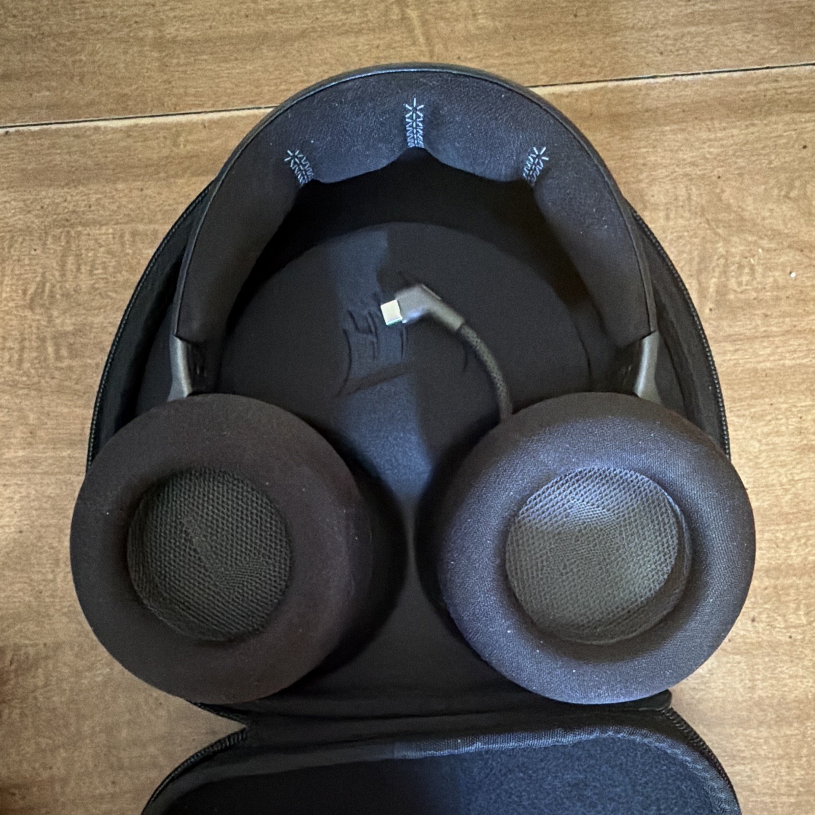 Corsair Virtuoso Max — BT/USB-C — Headphones w/ mic & w/ Case — Black/Gray