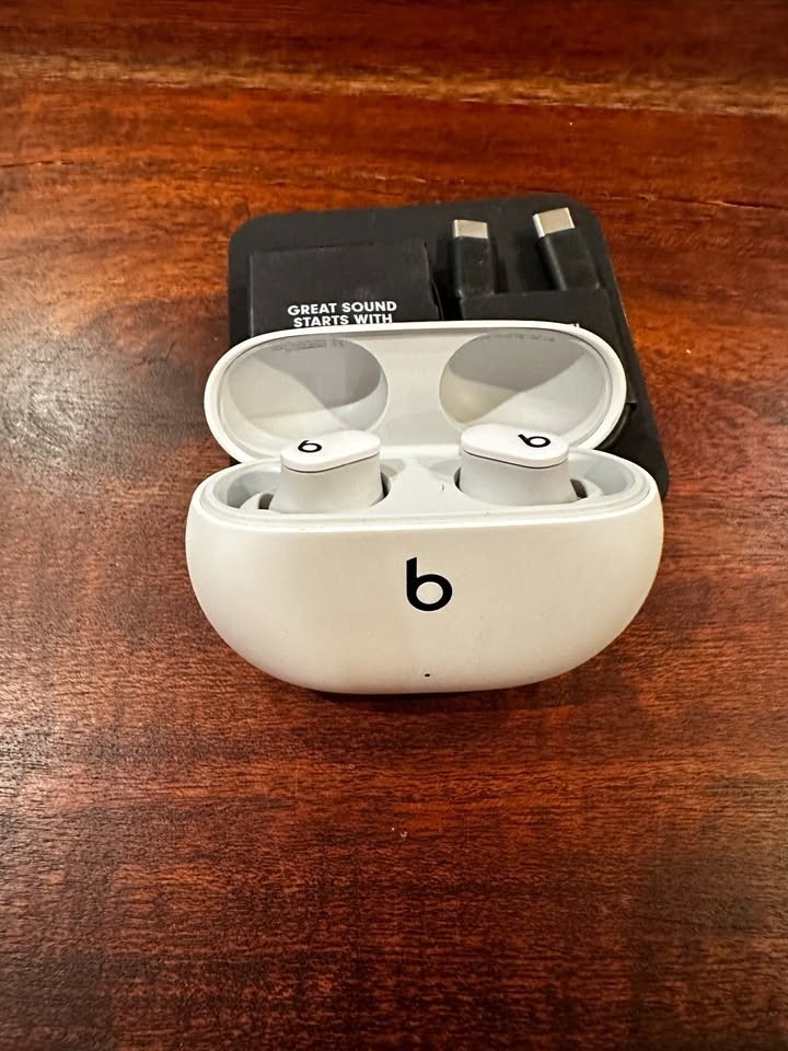 BEATS STUDIO BUDS WIRELESS NOISE CANCELLATION EARBUDS MJ4Y3LL/A – WHITE