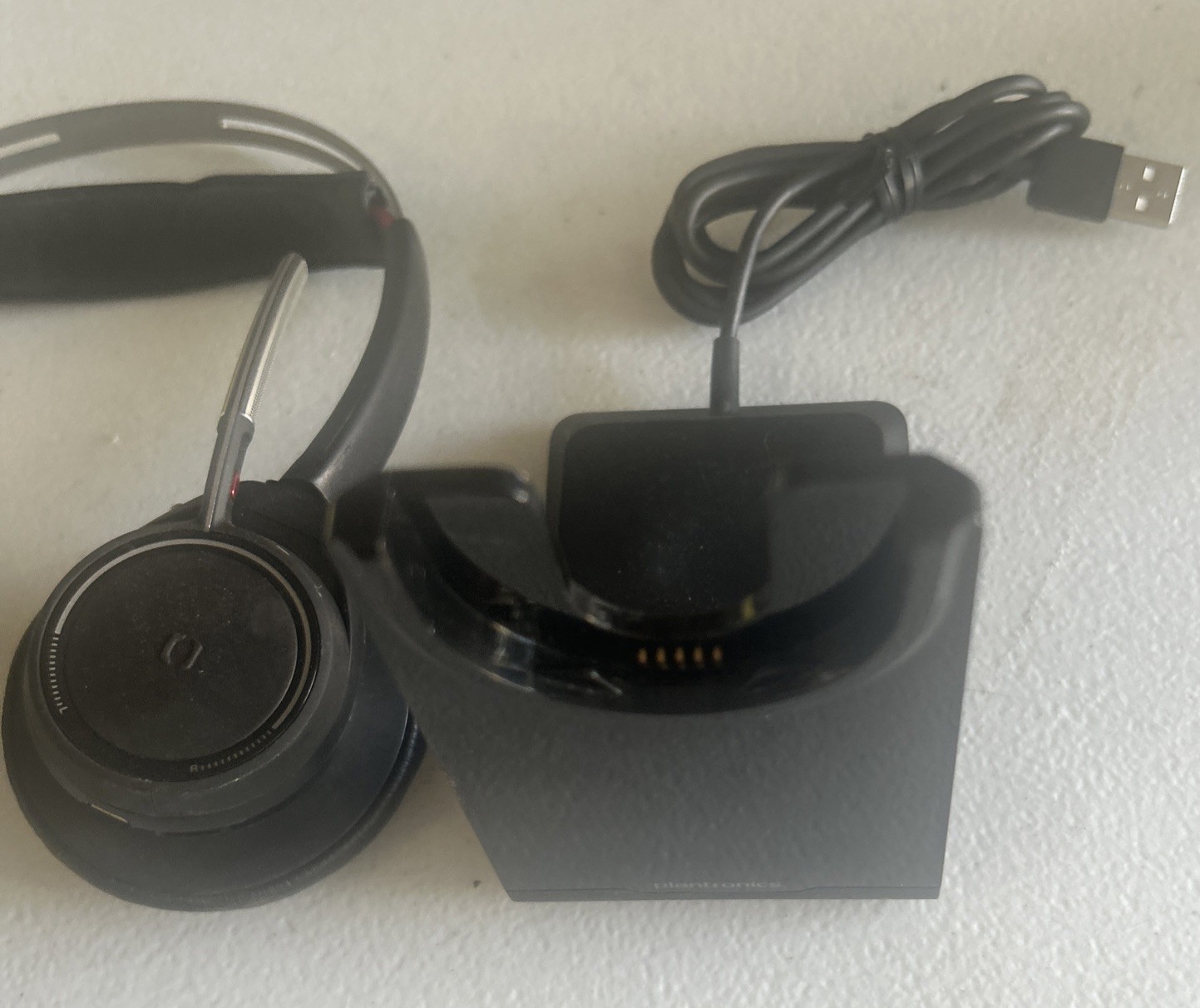 Plantronics Voyager Focus UC B825 Wireless Bluetooth Headset + Stand 203079-101