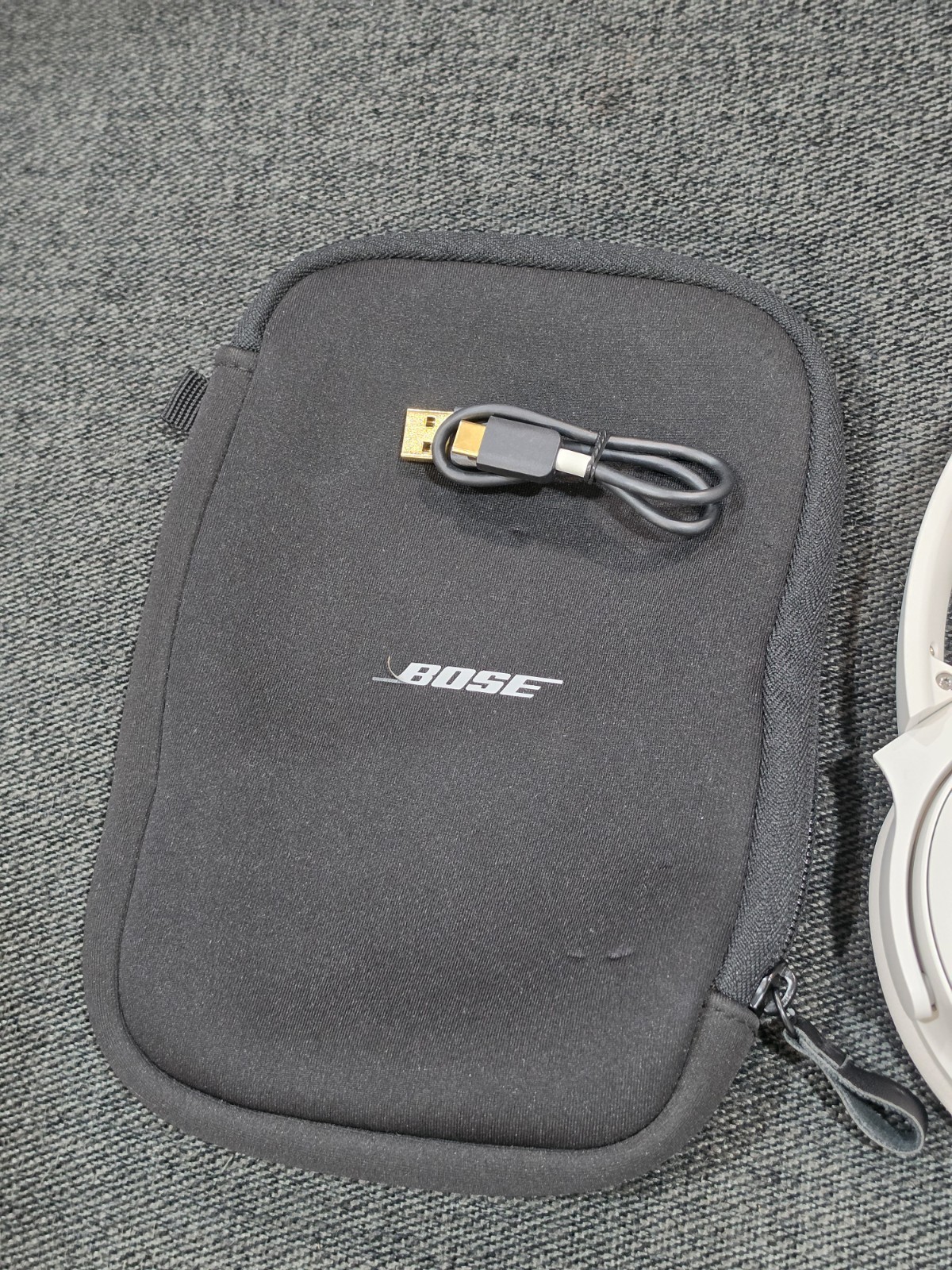 Bose QuietComfort Wireless Over-Ear Headphones – White Smoke