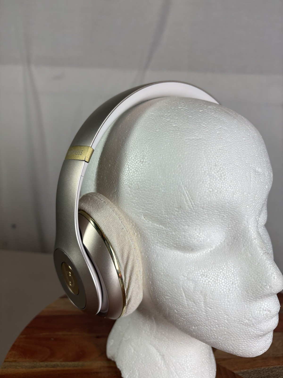 Dr Dre Beats Studio 2.0 Wireless Over Ear White Gold Headphones B0501 + Case