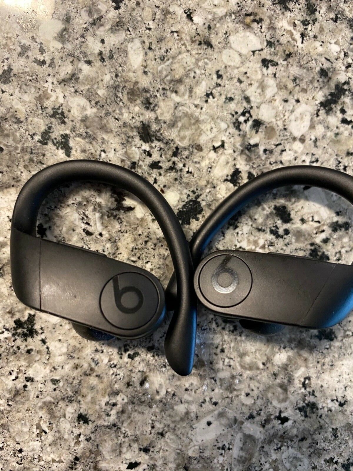 black powerbeats pro TRUE wireless, Siri support, loud bass case included