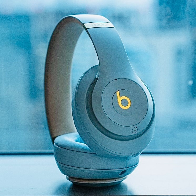 New Sealed – Beats Studio3 Skyline collection Wireless Headphones – Crystal Blue