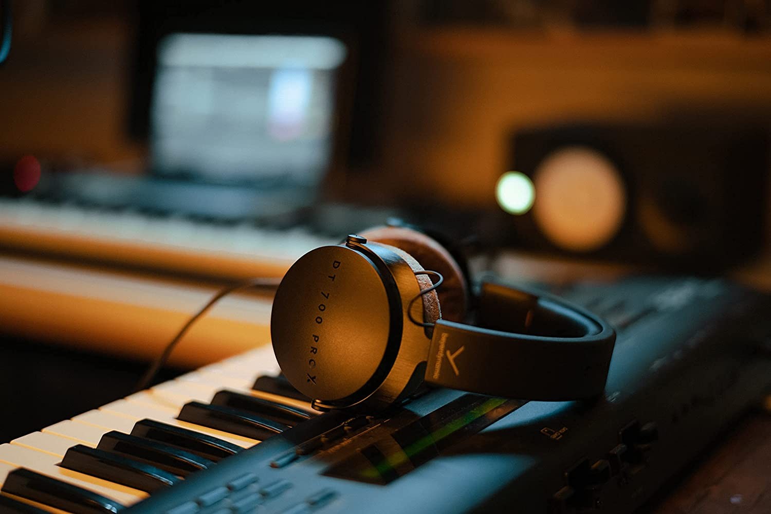Beyerdynamic DT 700 PRO X Closed Back Studio Monitor Headphones Kit