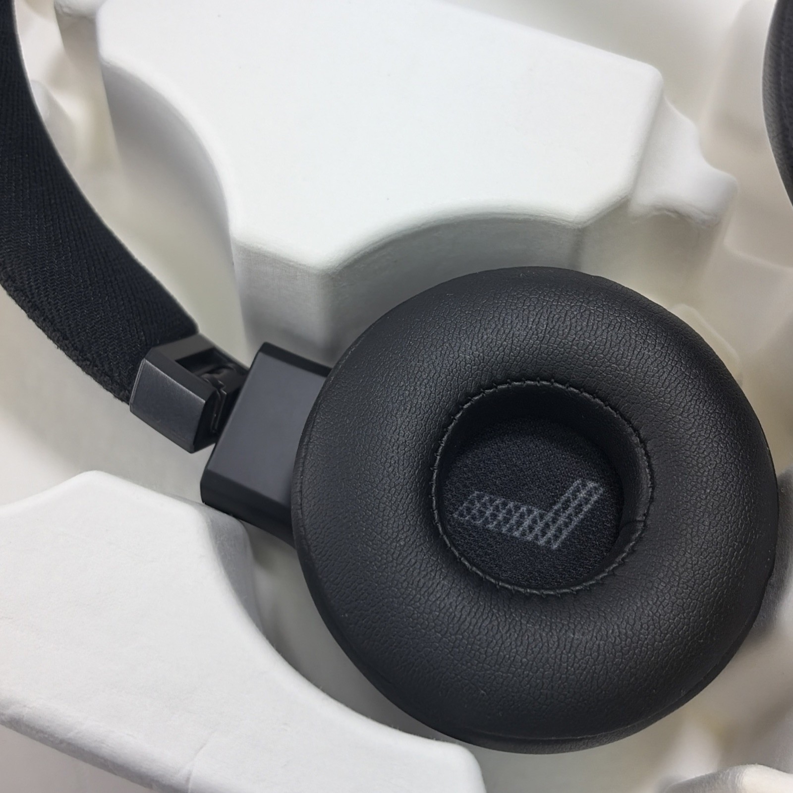 JBL Live 675NC wireless on-ear headphones, New, Open Box