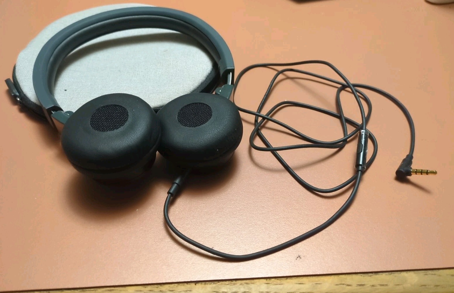 Harmon/Kardon Subaru Headphones Foldable (on the ear) W/ Carry Bag.