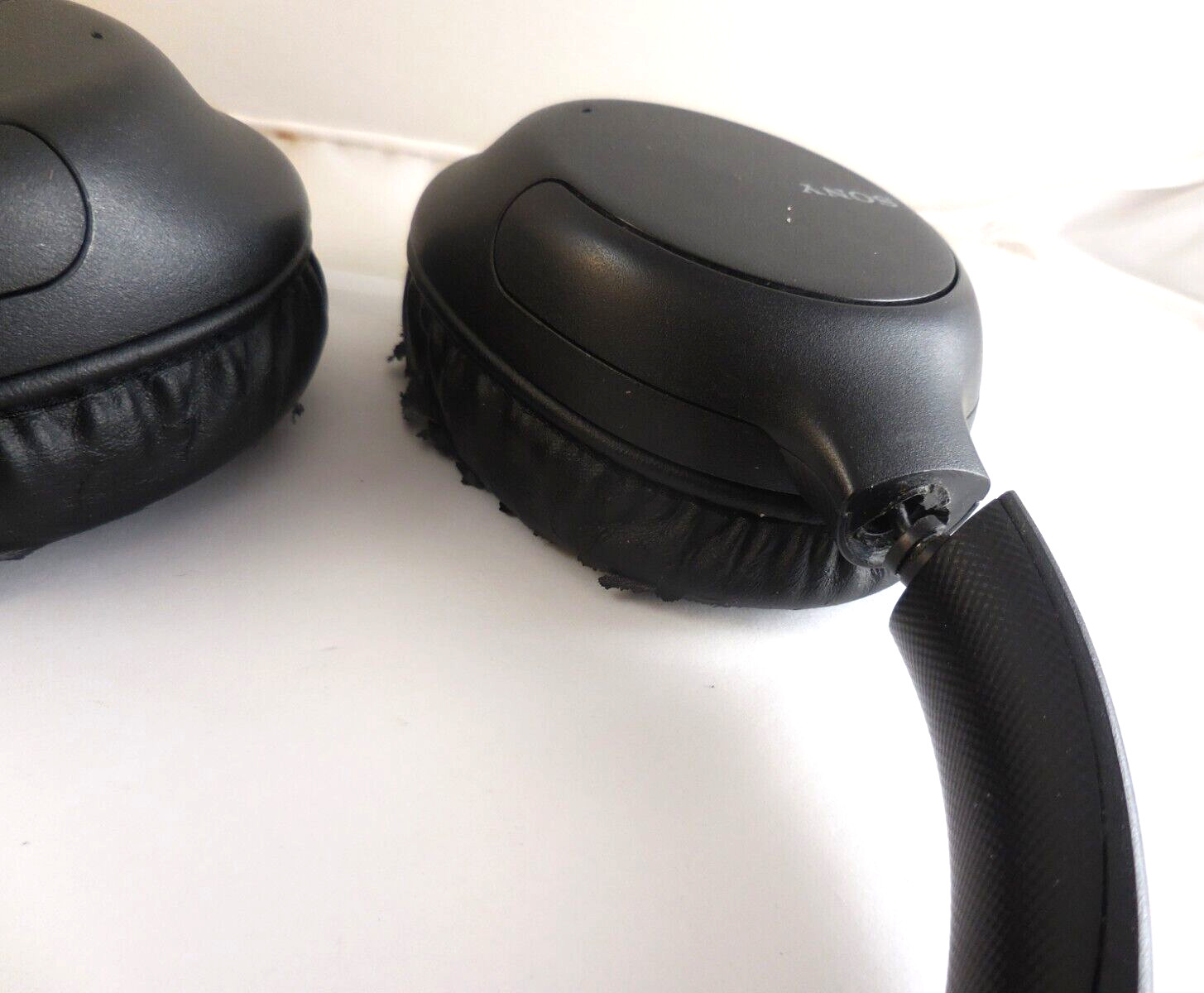 Sony WH-CH710N Wireless Over-Ear Noise Canceling Headphones ( BROKEN HINGE)