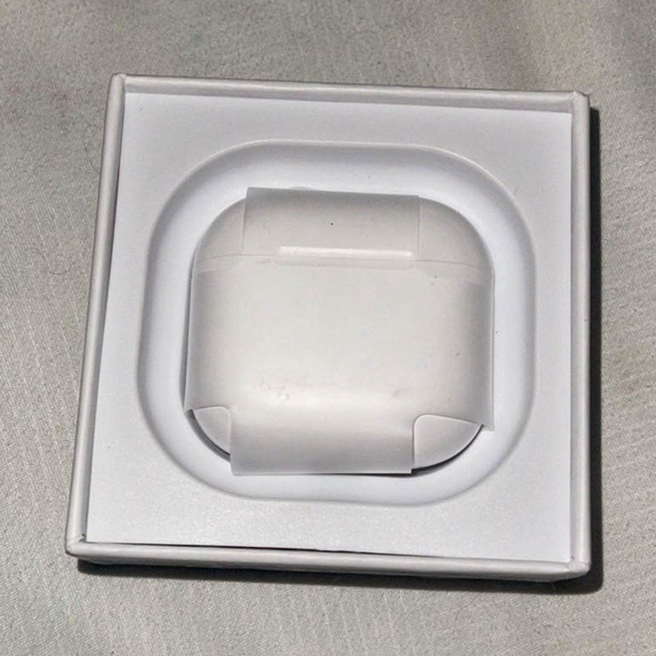 Apple AirPods White Bluetooth Wireless In-Ear Earbuds w/ Charging Case Mic