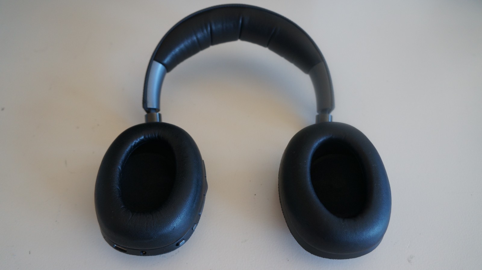 Bowers & Wilkins Headphones PX – Good working.