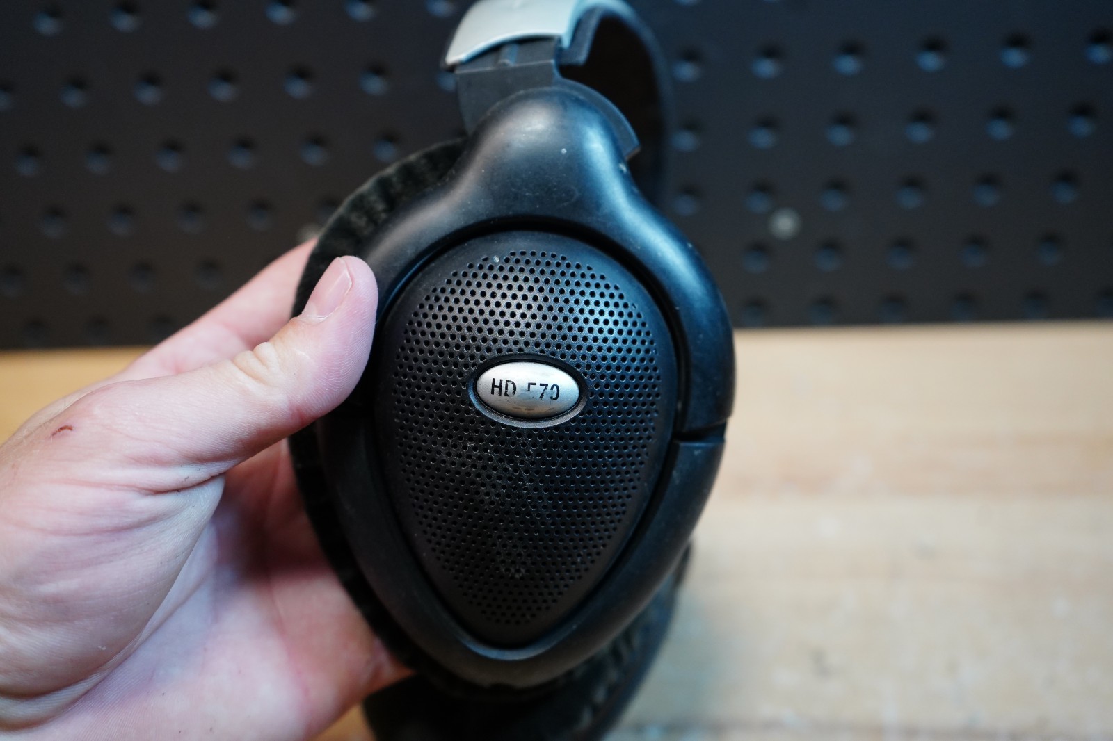(N) Sennheiser HD 570 Over-Ear Open Back Headphones Worn Pads No Cable
