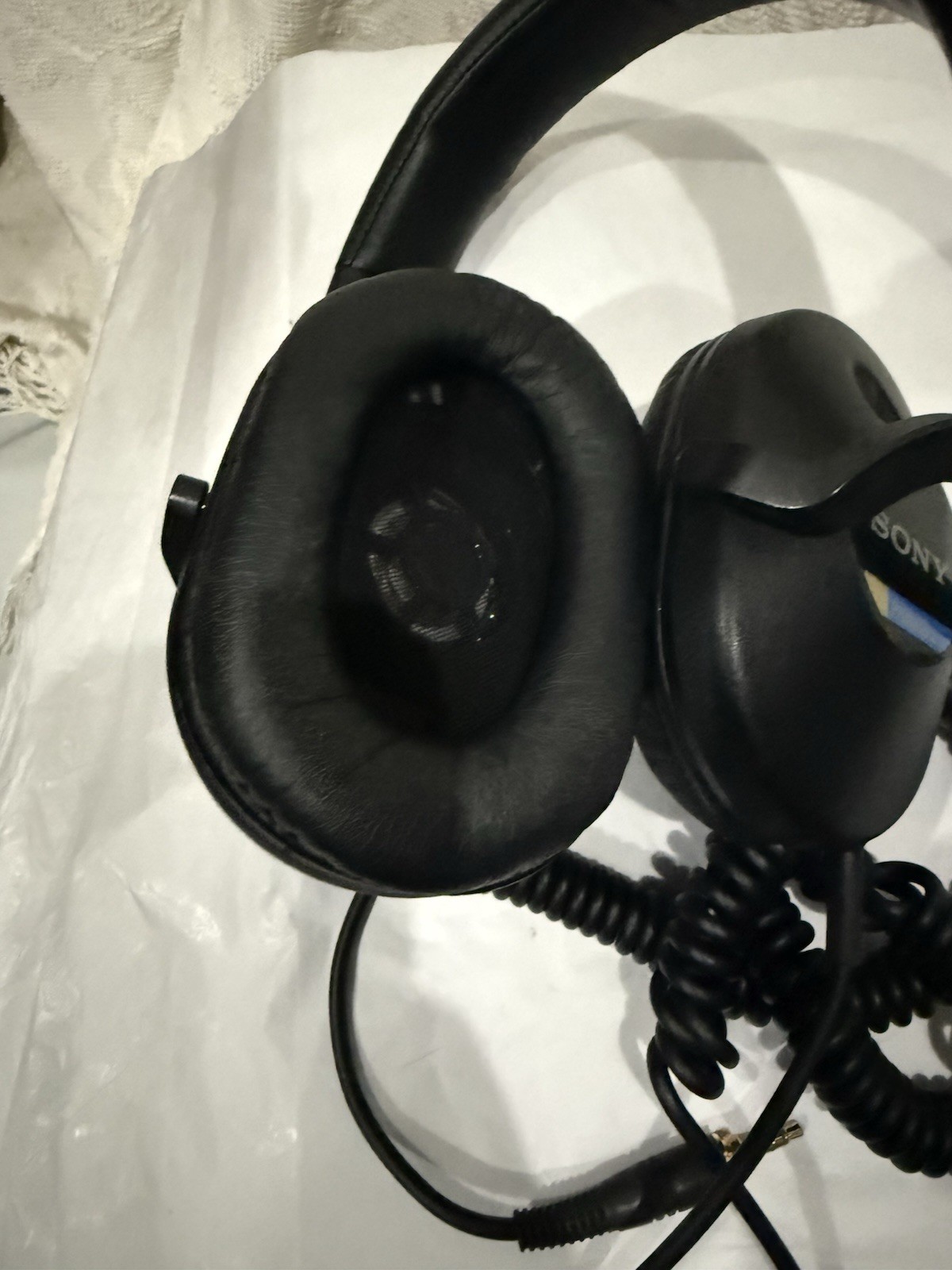 Sony MDR-V6 Over-Ear Studio Monitor Headphones 40mm Coiled 3.5mm Black