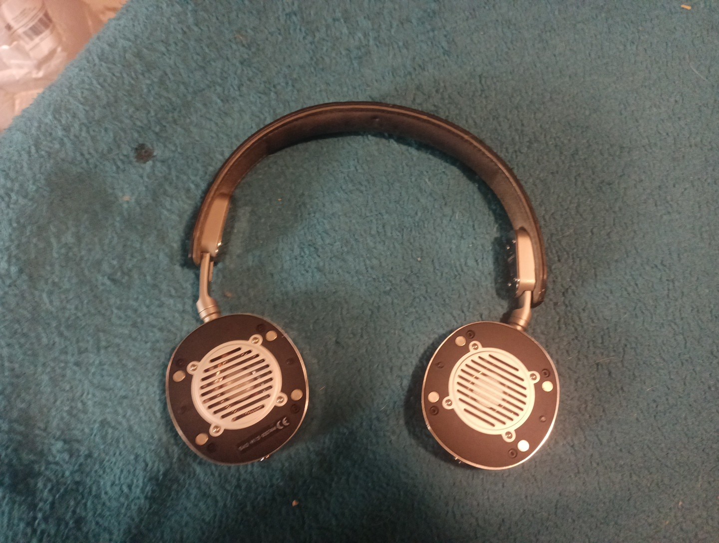 Shinola Detroit On-Ear Headphones Black Leather and Gloss Stainless Steel.. Tear
