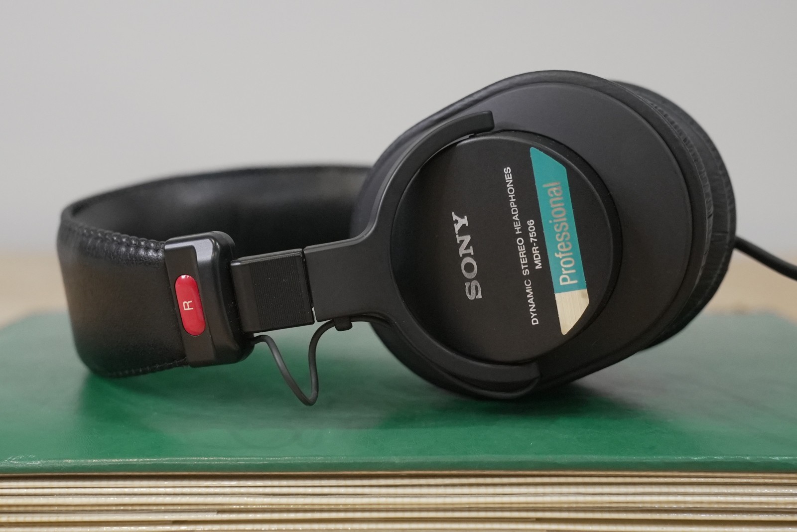 Sony MDR-7506 Studio Headphones w/ coiled cable to 3.5mm/1/4″ plug NEAR MINT