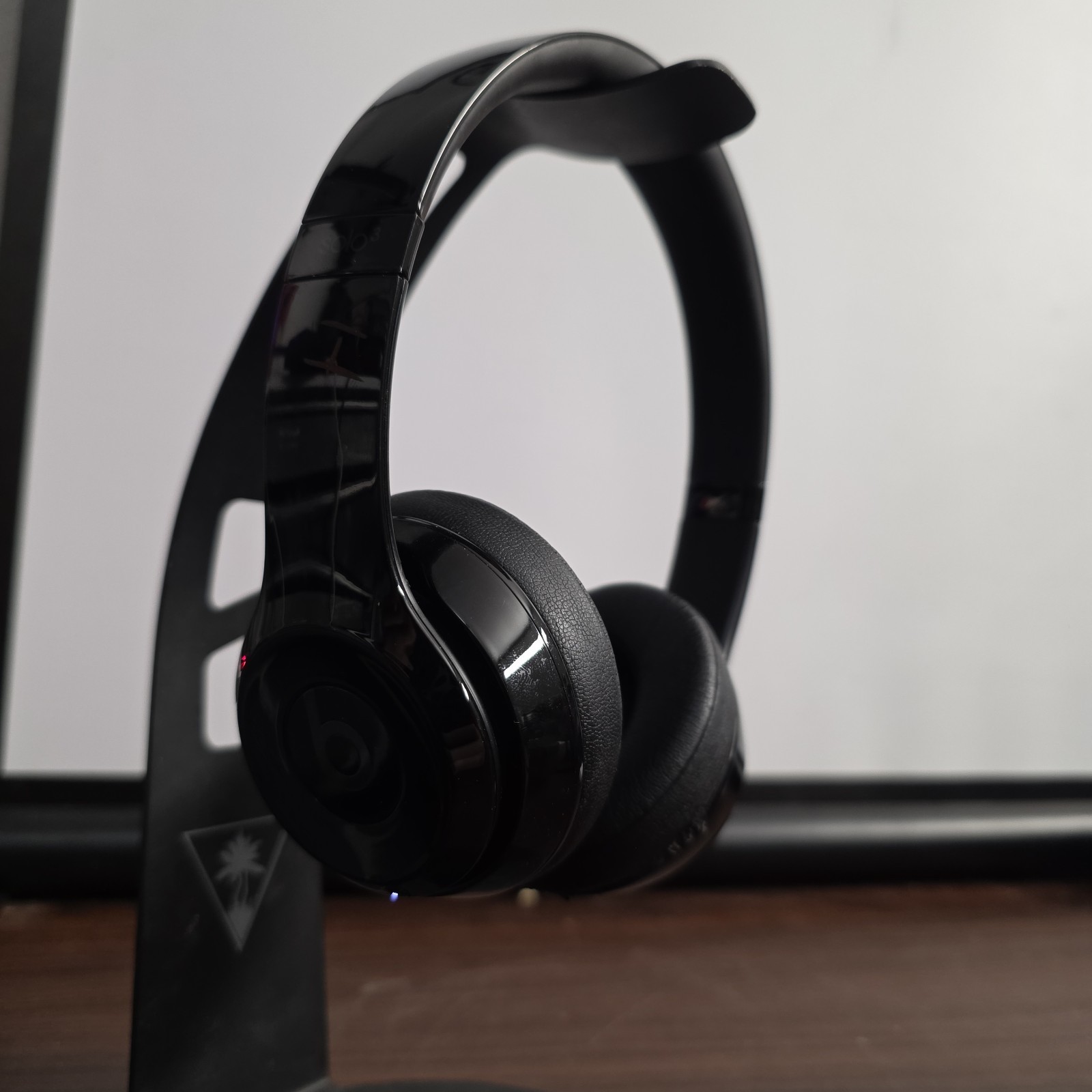 Beats by Dr. Dre Beats Solo 3 Wireless Bluetooth Headphones Gloss Black K