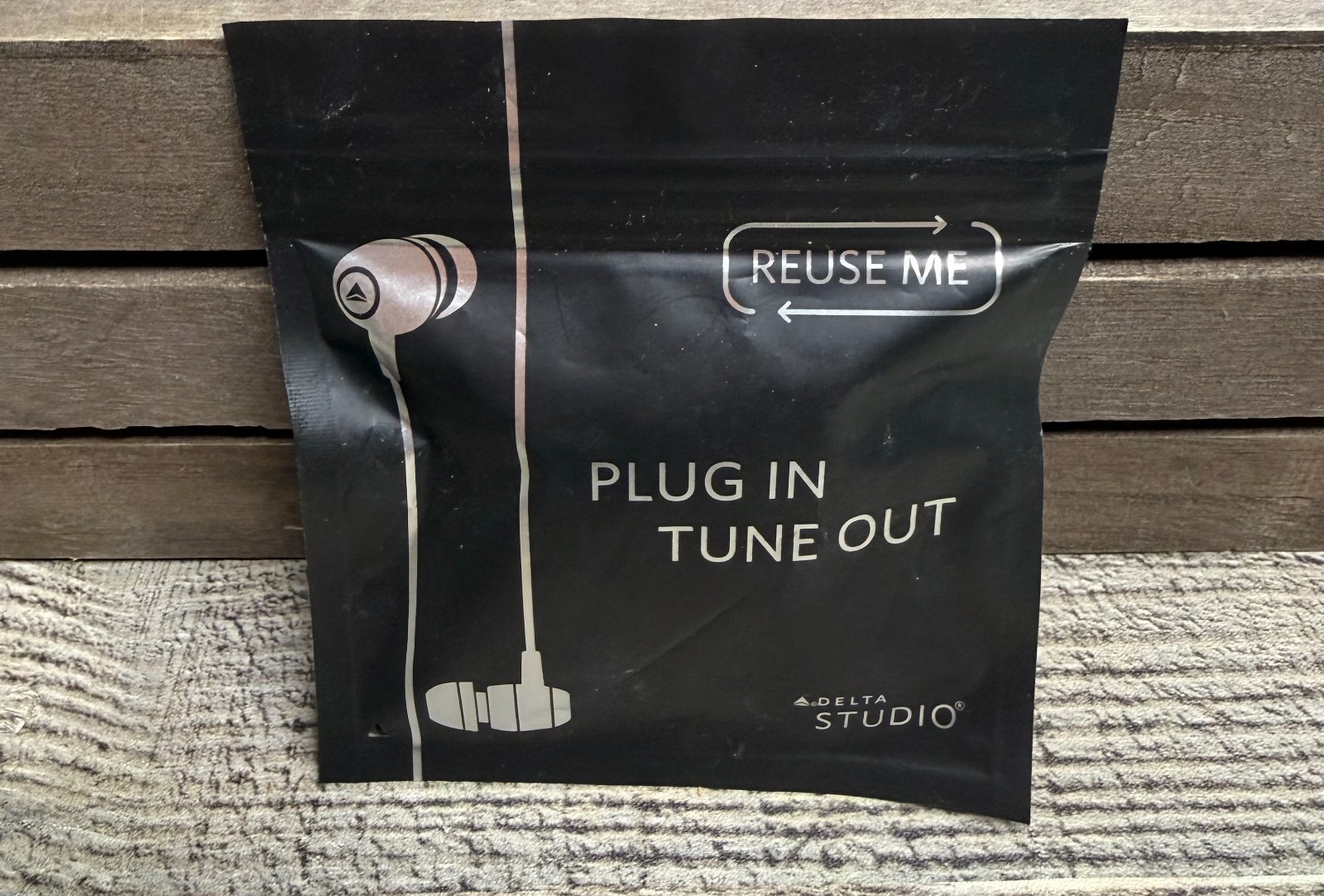 Delta Airlines Studio “Plug In Tune Out” Earbuds Headphones – Fast Ship