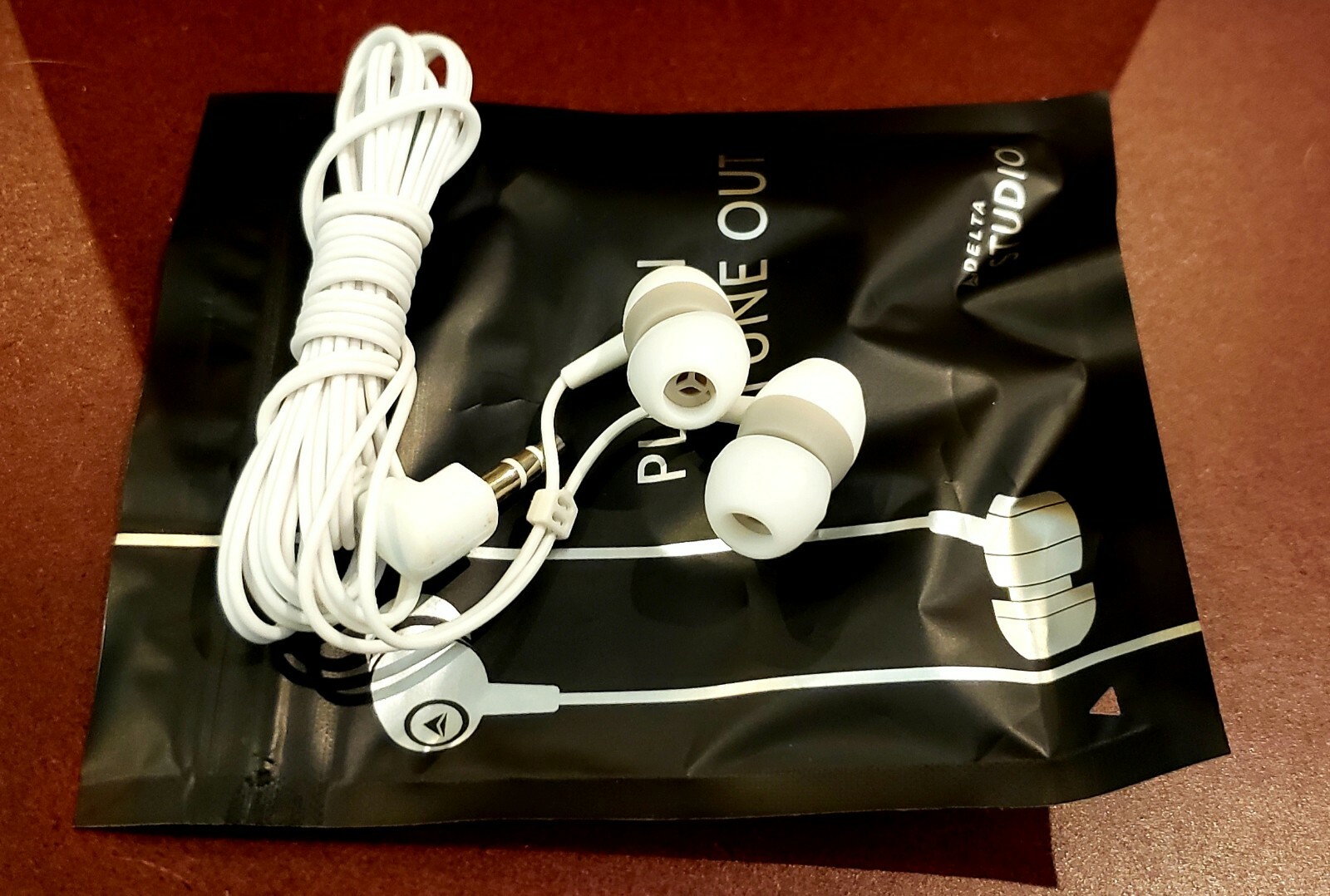 Premium Earbuds Brand New Delta Airlines 044208424