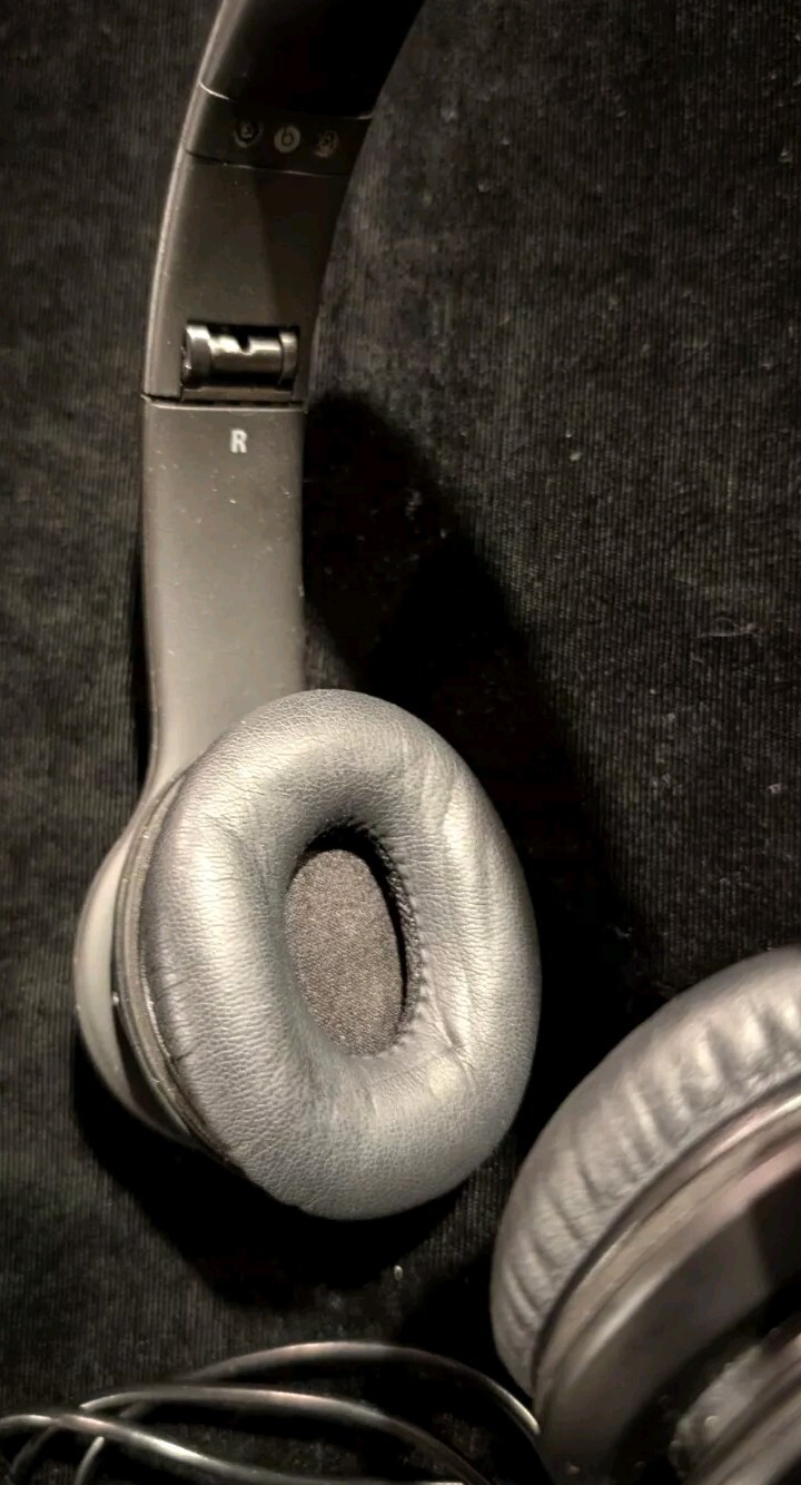 Beats by Dr Dre SOLO HD w/ AUX Cord & Zipper Case Headphones Black Tested