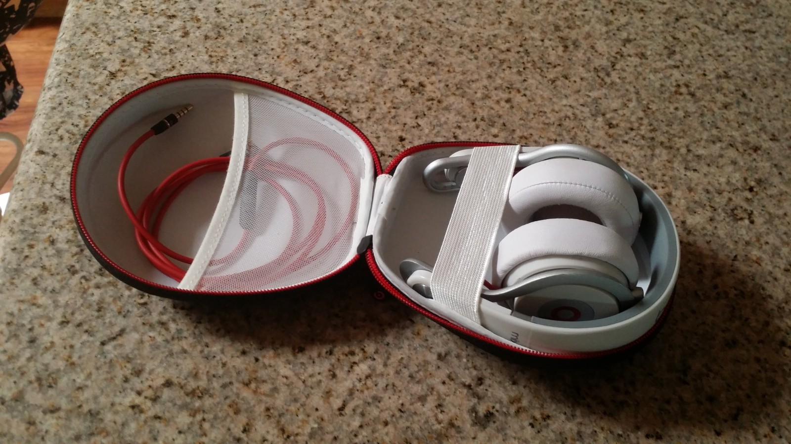 Beats by Dr. Dre Beats Mixr wired headpone on the Ear Headphones White color