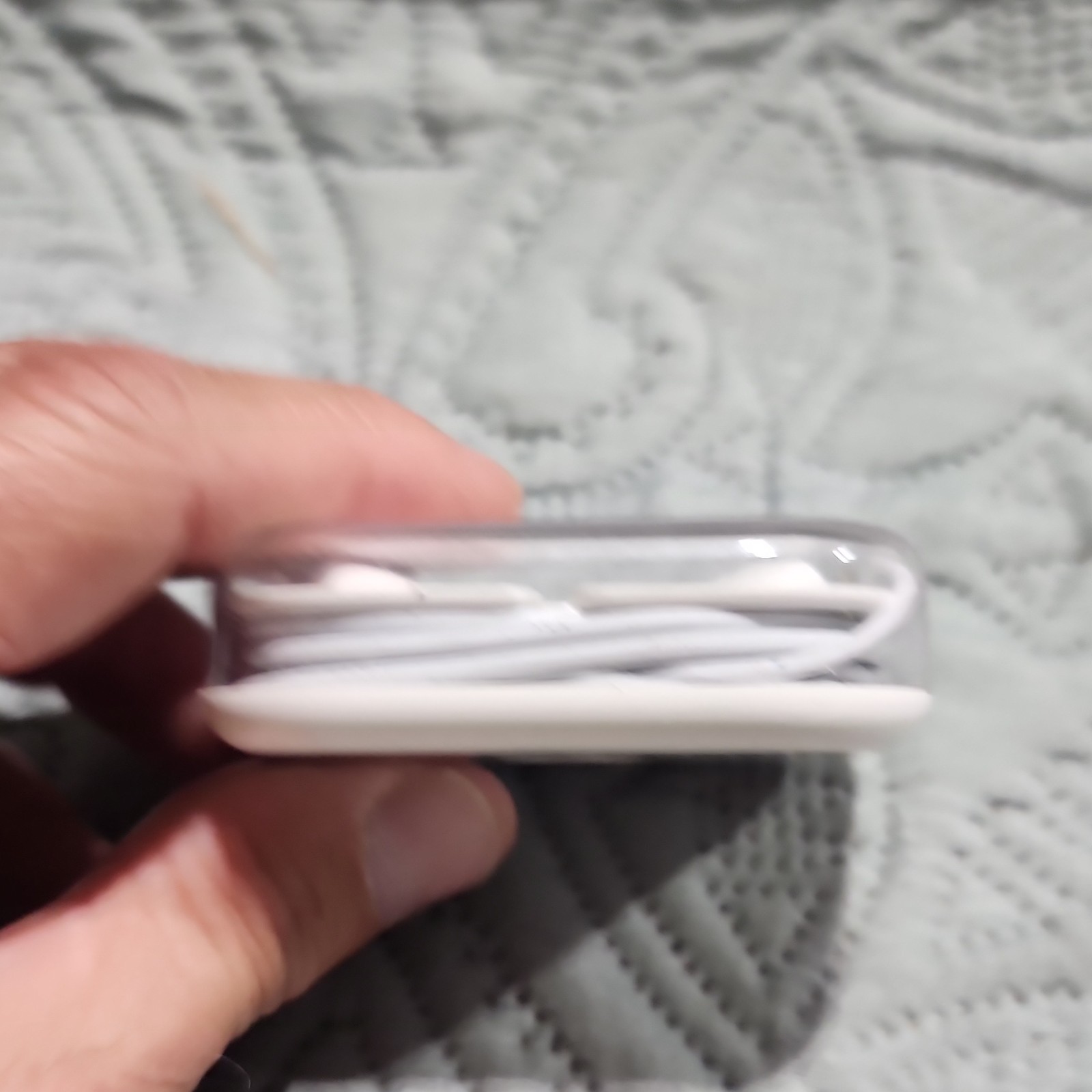 Apple EarPods White Wired Earbuds w/ Case 3.5mm Jack Mic 1.2m MD827LL/A